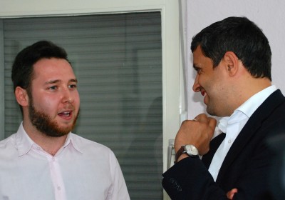 Raed Saleh im Gespräch mit Mike Delberg, Leiter des Jüdischen Studentenzentrums in Berlin