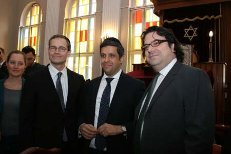 Michael Müller und Raed Saleh zu Besuch in einer Berliner Synagoge