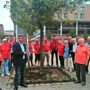 Wir pflanzen Blumen am Uferpalais