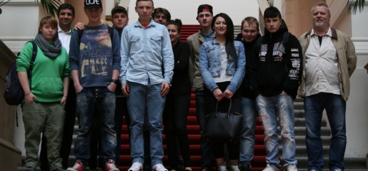 Schüler der Spandauer Travenschule zu Besuch bei Raed Saleh Schüler der Spandauer Travenschule zu Besuch bei Raed Saleh
