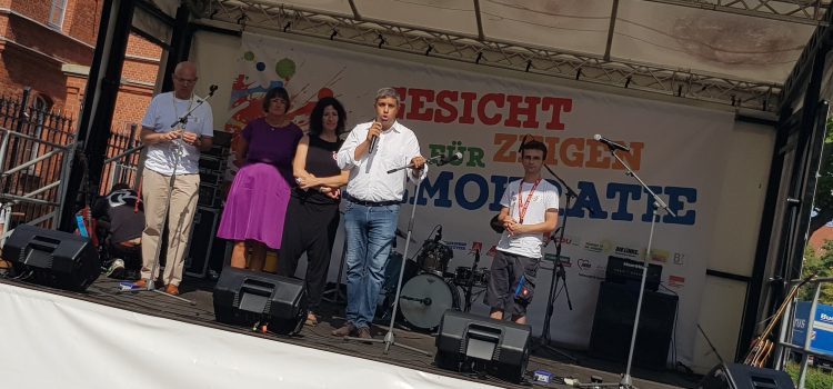 Spandau steht und hält zusammen mit einem Fest für Demokratie