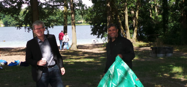 Raed Saleh beim Kiezputz der Jusos Spandau.