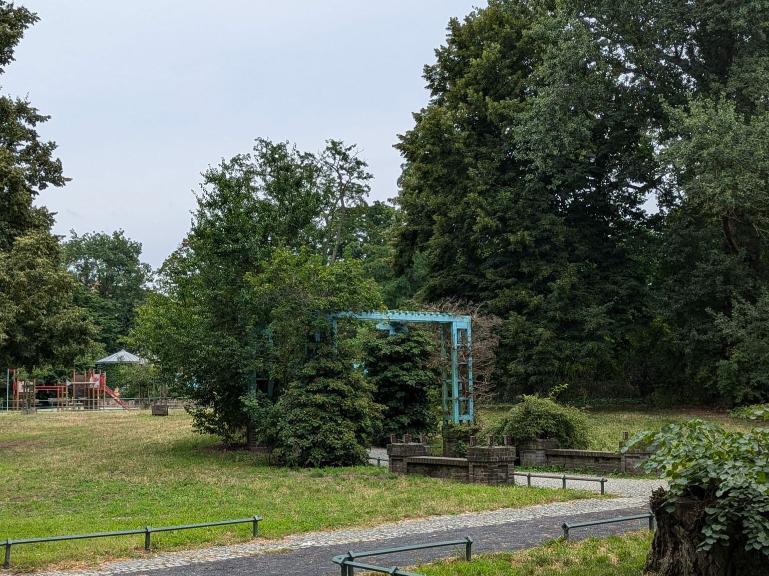 Koeltzepark Der Eingang über das Paul-Schneider-Haus
